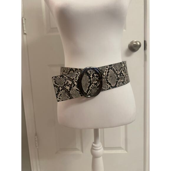 Wide Snakeskin Print Belt Round  Gray-metal Buckle Elastic Back Size XS/S - Picture 2 of 6